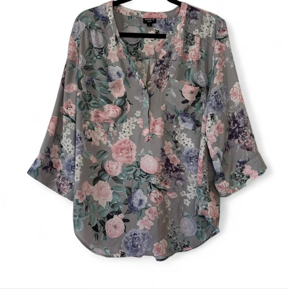 Torrid Women’s Harper Floral Georgette Blouse Size 1 XL Gray Pink 3/4 Sleeve - Picture 2 of 10